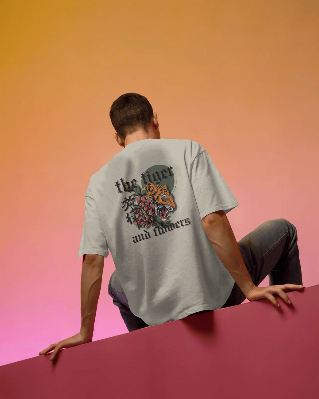 Tiger and Flowers - Oversize T-Shirt