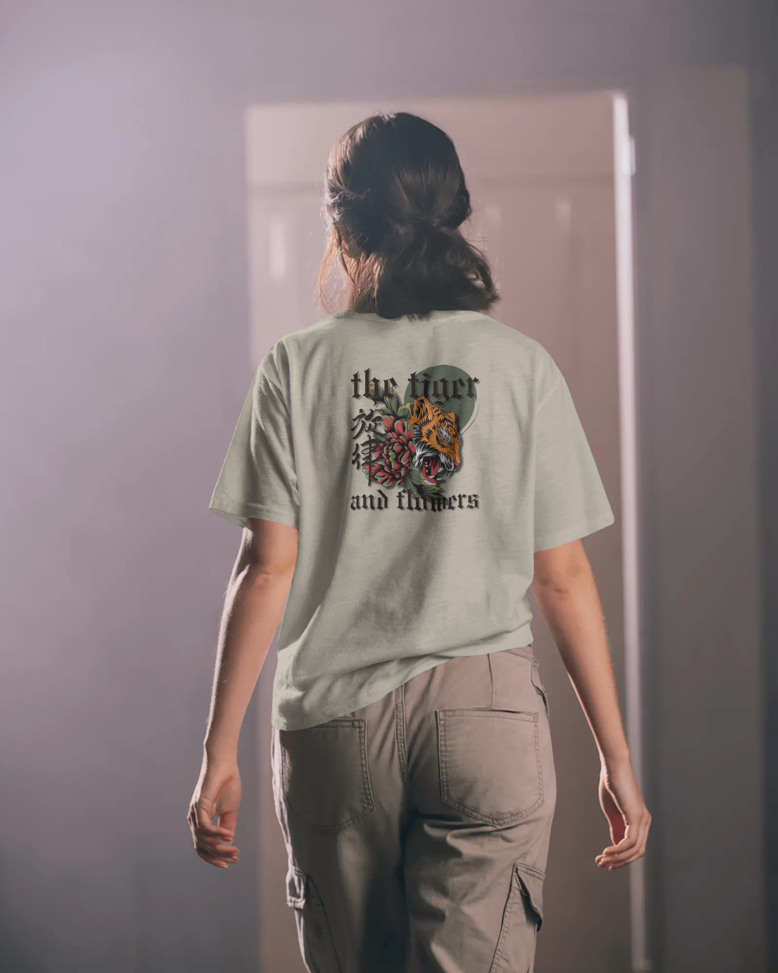 Tiger and Flowers - Damen T-Shirt