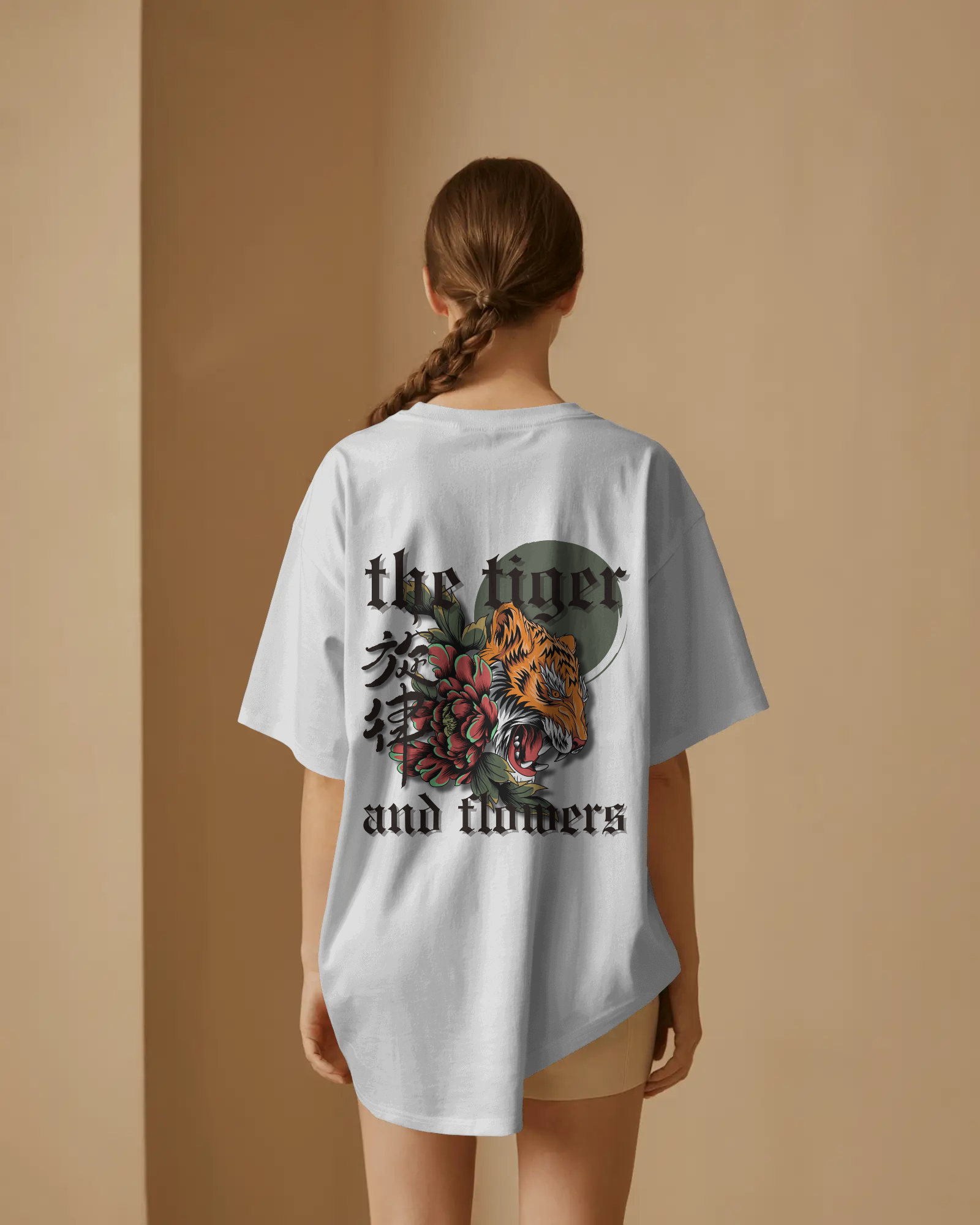 Tiger and Flowers - Oversize T-Shirt
