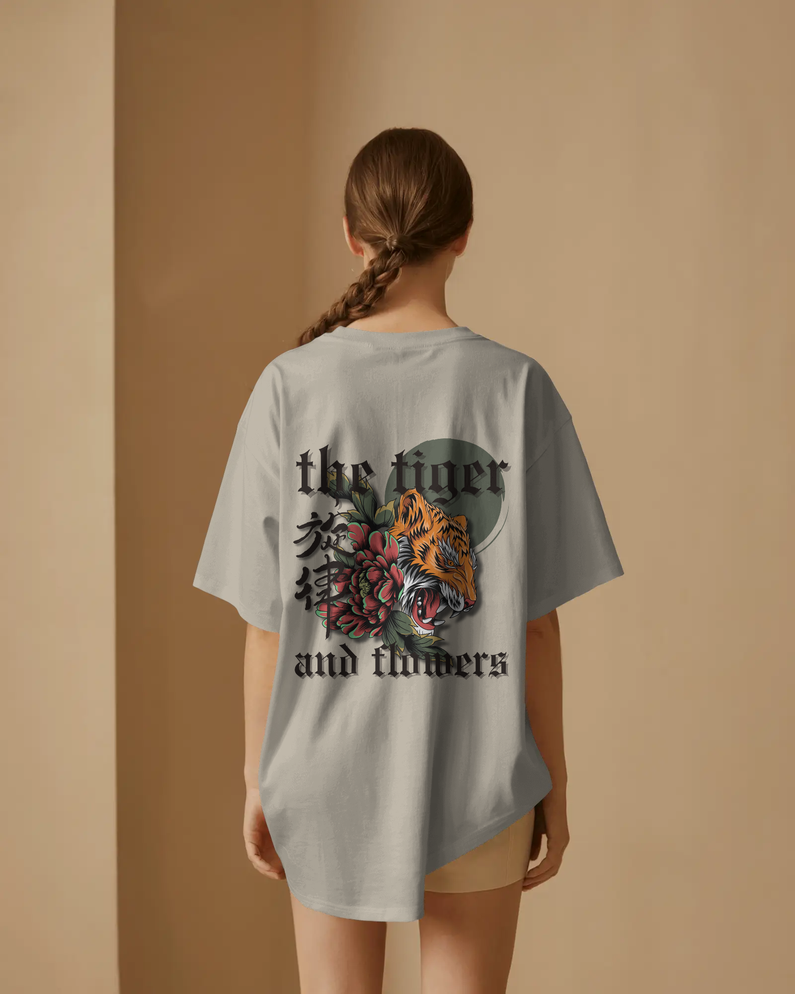 Tiger and Flowers - Oversize T-Shirt