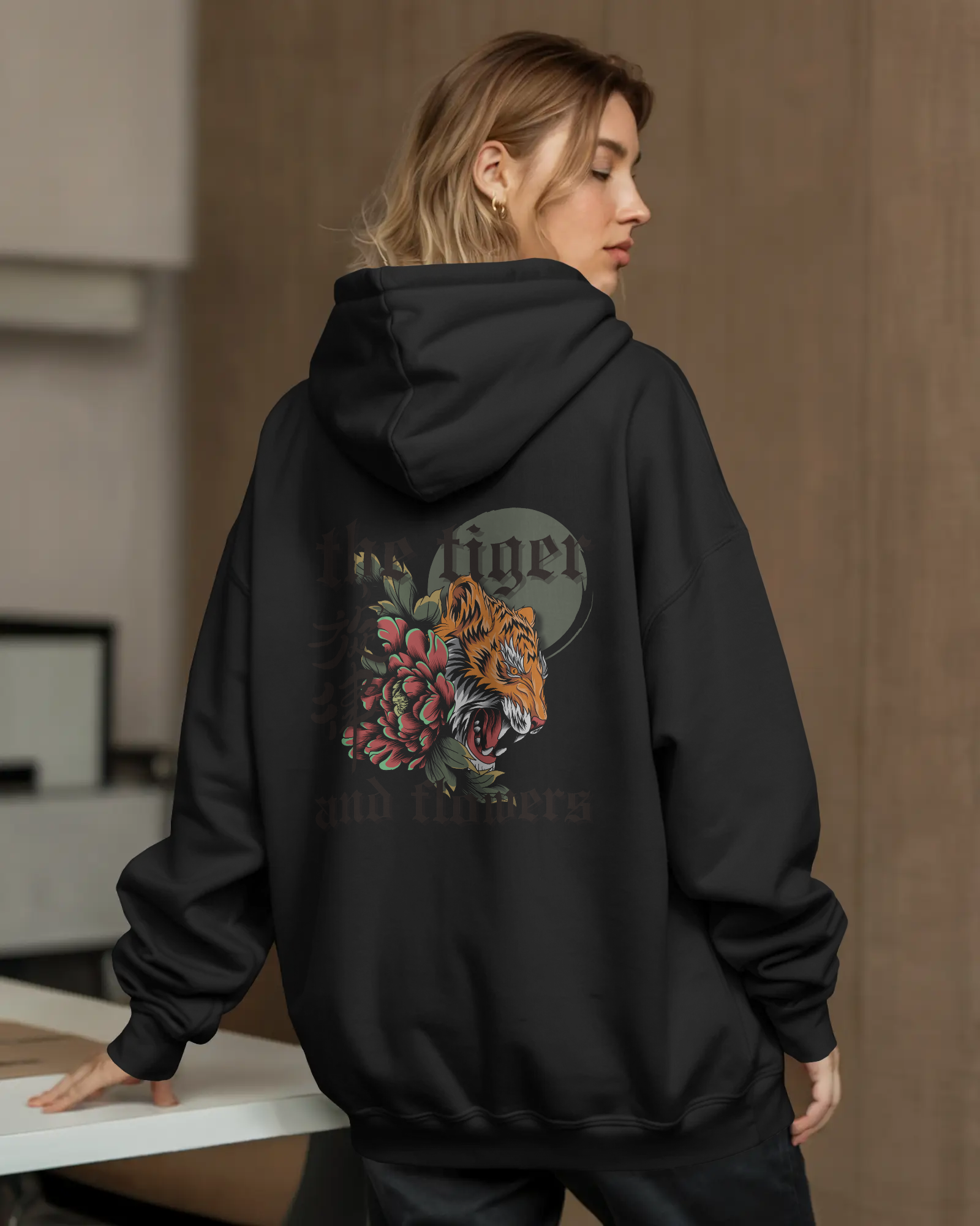Tiger and Flowers – Oversize Hoodie