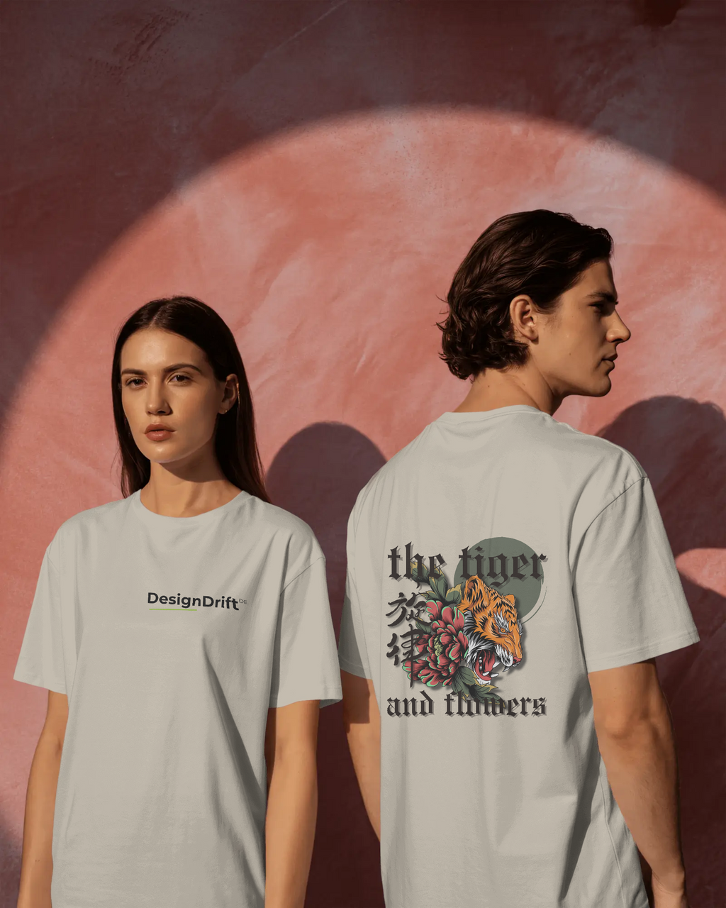 Tiger and Flowers - Oversize T-Shirt